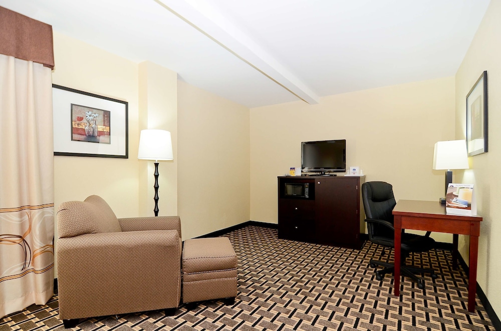 AmericInn by Wyndham Woodstock IL 34/50