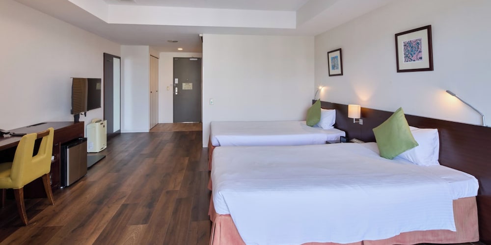 Universal, Twin Beds, 3 Beds