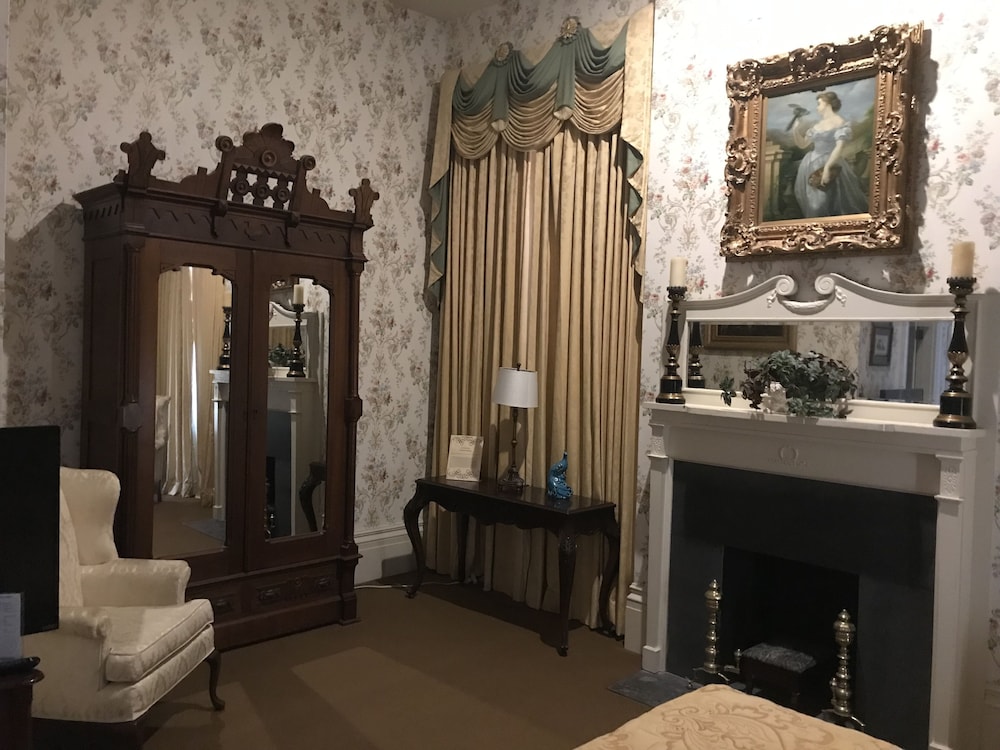 The Guest House Historic Mansion 9/73