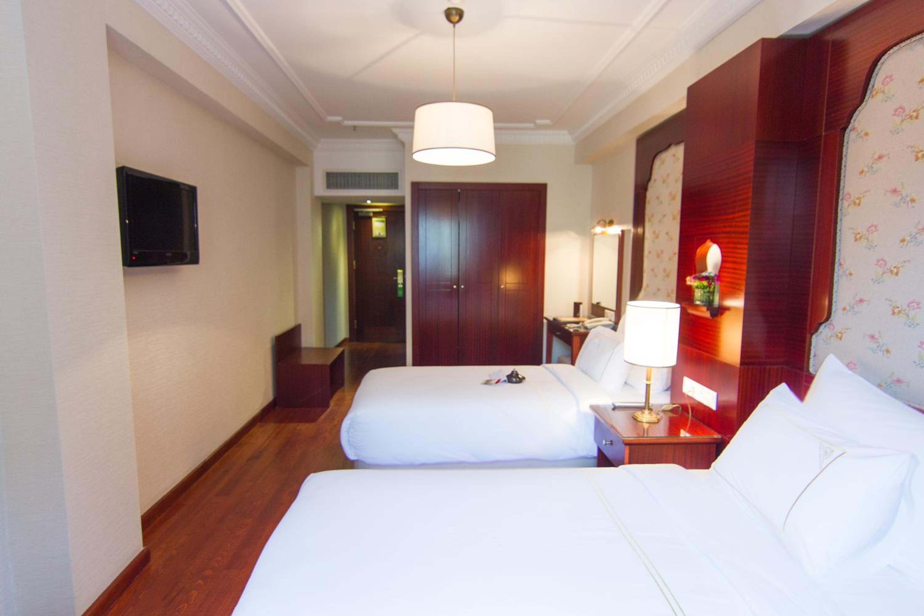 ROOM, TWIN BEDS
