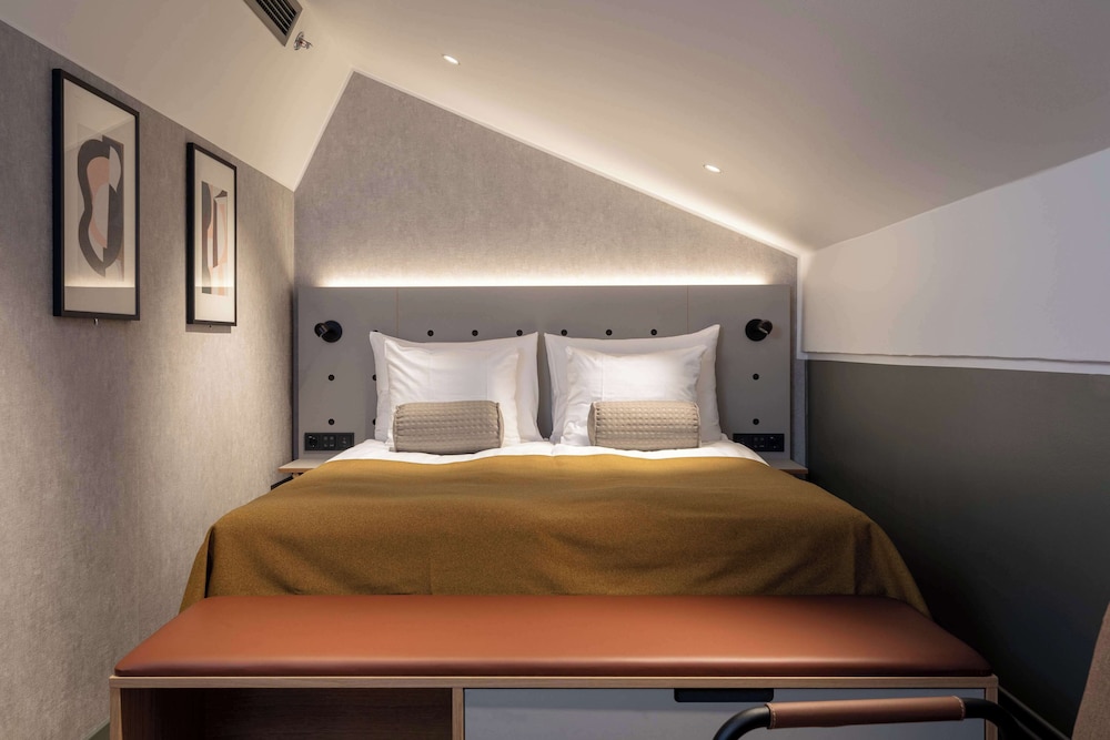 Room, King Bed, No Window, Scandic Helsinki Hub 2/5