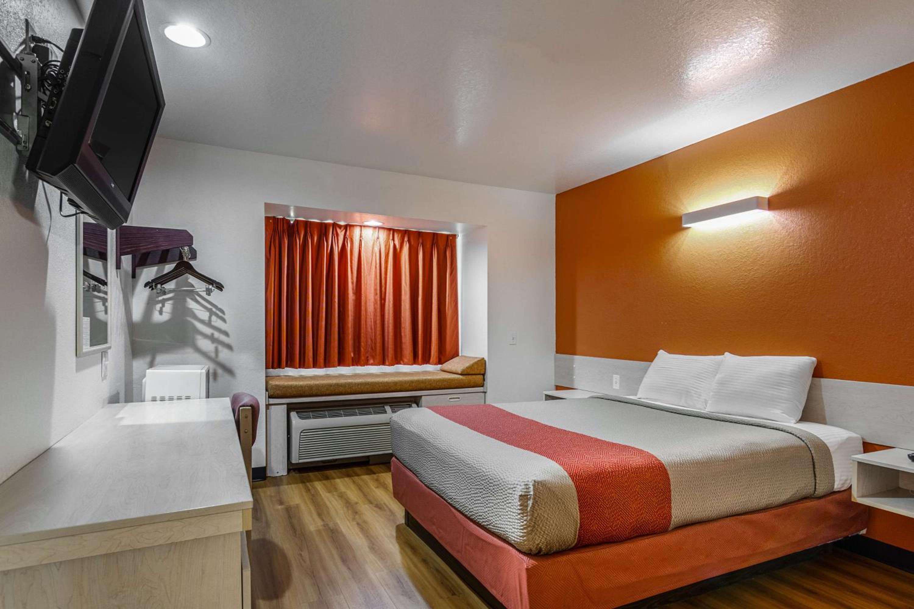 1 Queen Bed - Mobility Accessible Tub Nsmk, Motel6 McAlester, OK 2/9