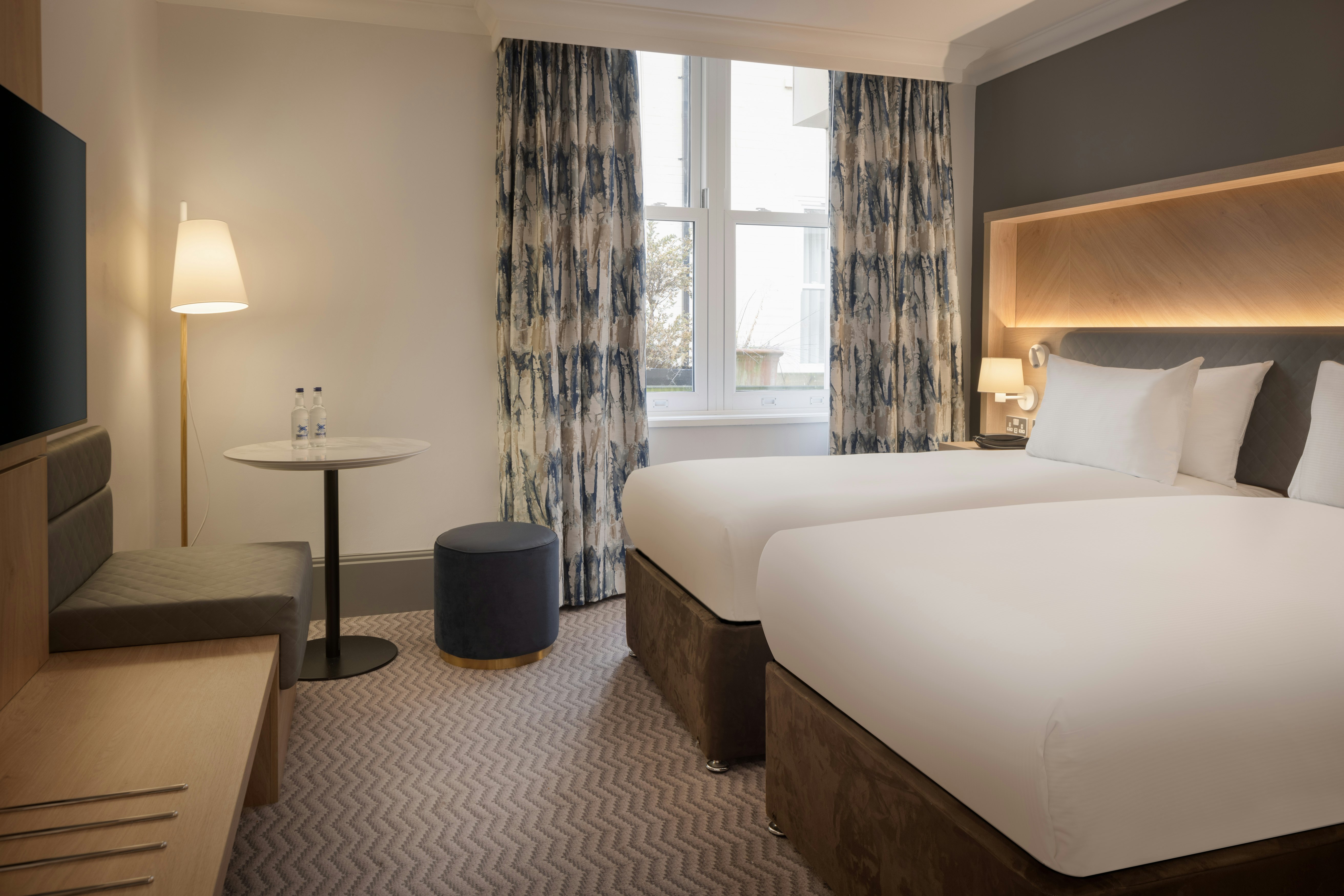 DELUXE, TWIN BEDS