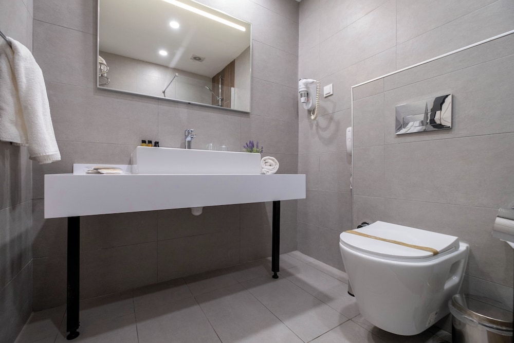 غرفة قياسية ثلاثية بسرير مزدوج وسرير فردي، Berr Hotel 5/6