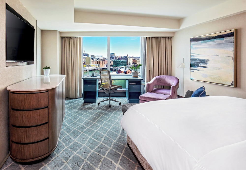 Club, King Bed, Water View