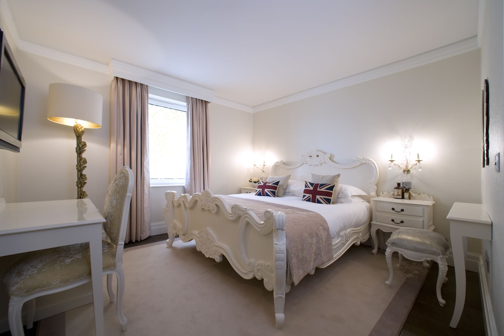 DELUXE, DOUBLE OR TWIN BED