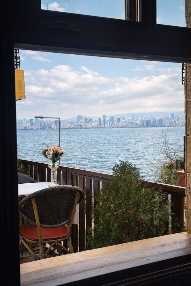 Yali Hotel 33/39