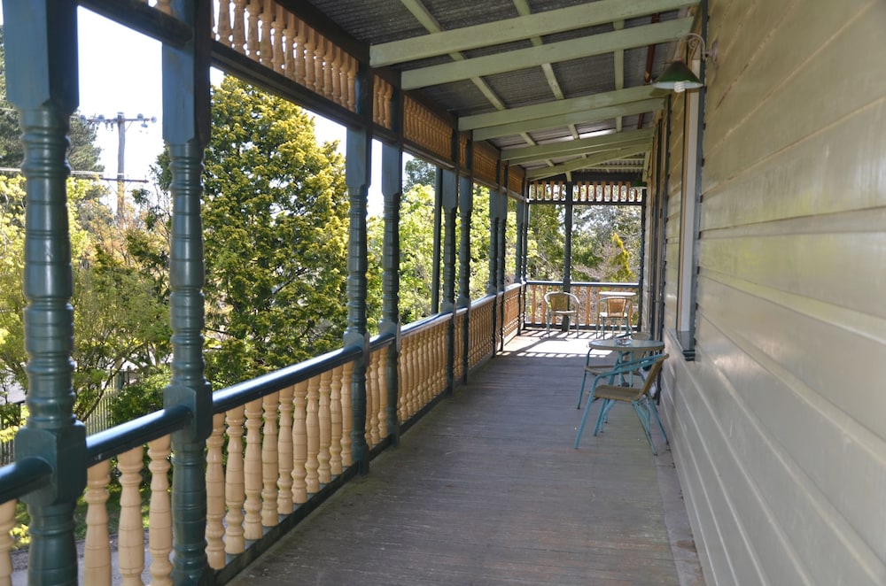LEURA HOUSE 8/65