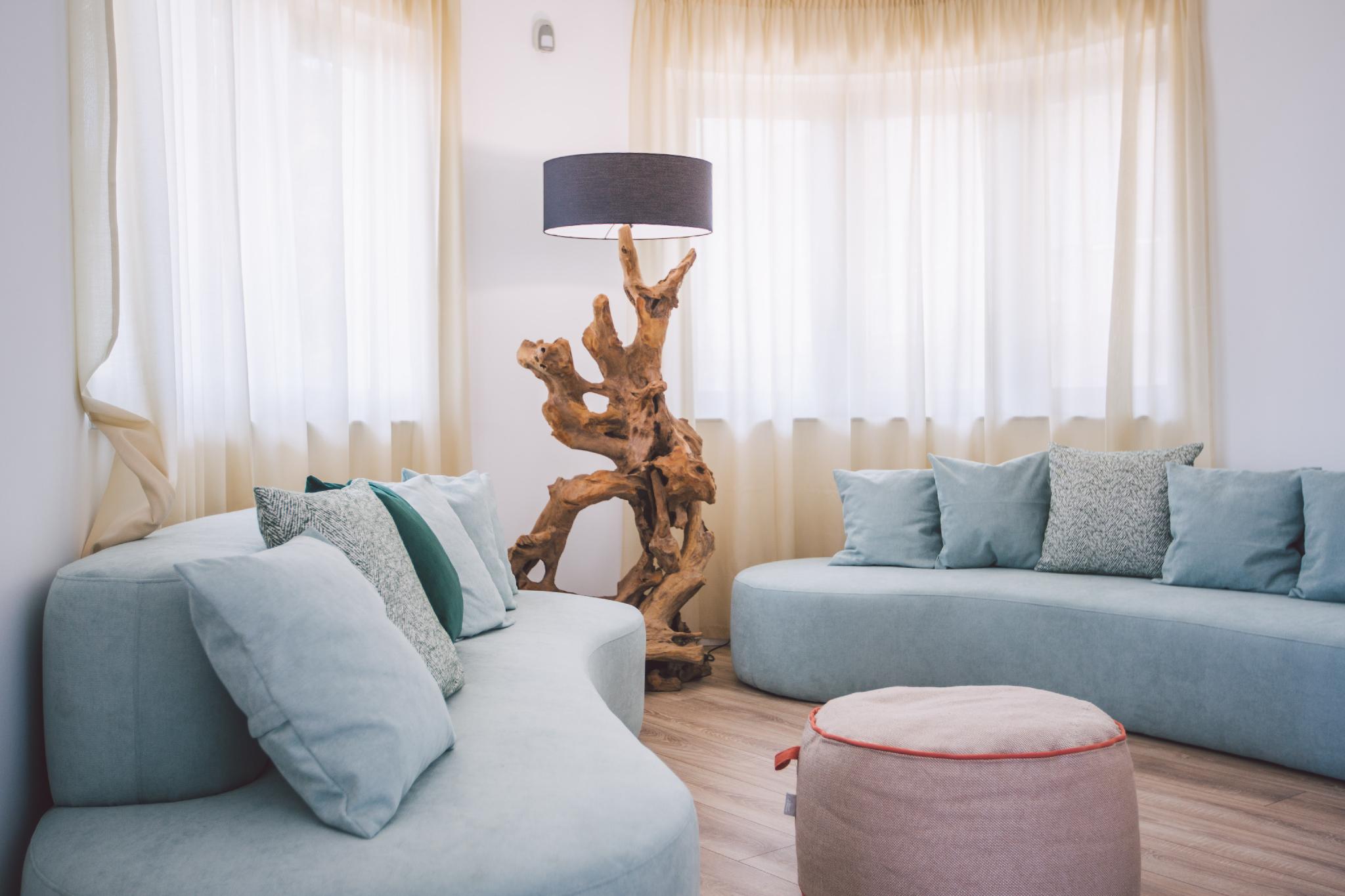 غرفة عائلية ثلاثية بشرفة بإطلالة جزئية على البحر