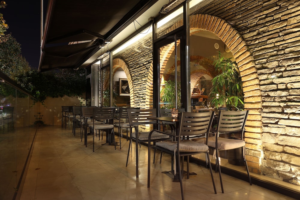 Mondial Hotel Tirana 54/70