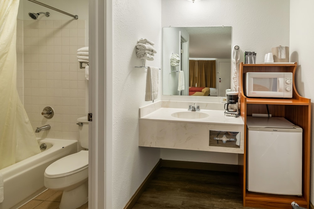 Econo Lodge Miles City I-94 7/25