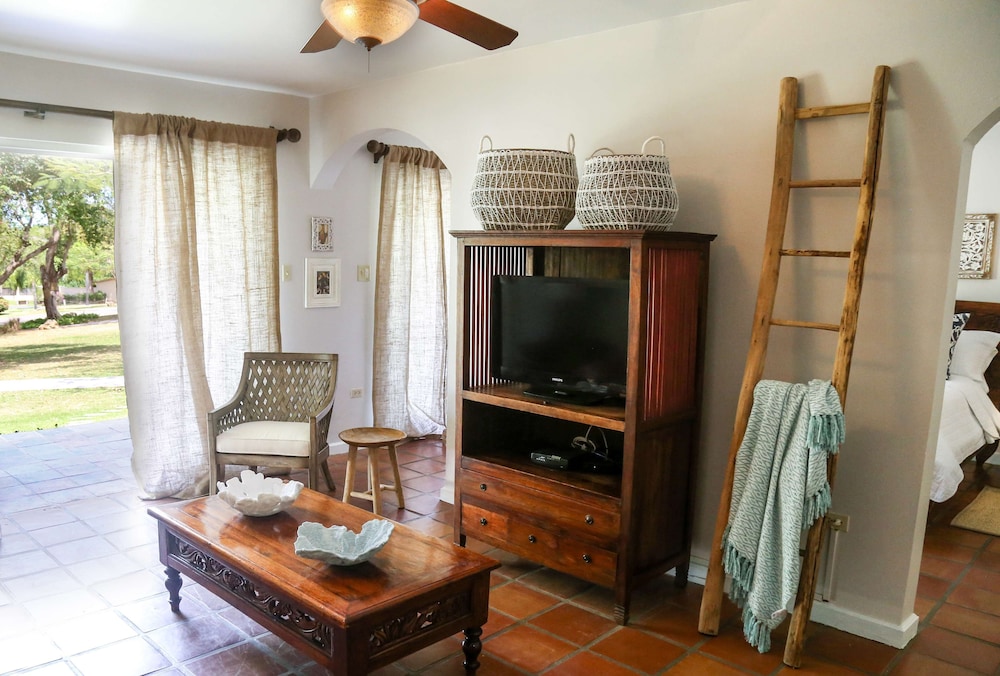 Villa Montana Beach Resort 49/75