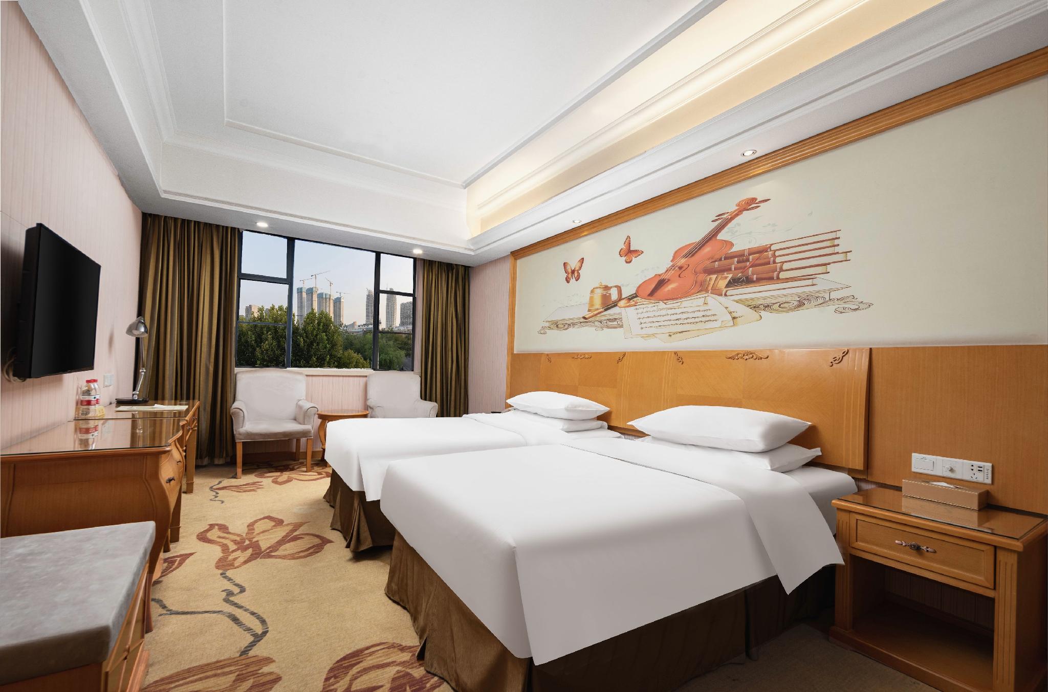 Vienna Hotel (Wuhan Lingjiaohu Wanda Metro Station) 33/54