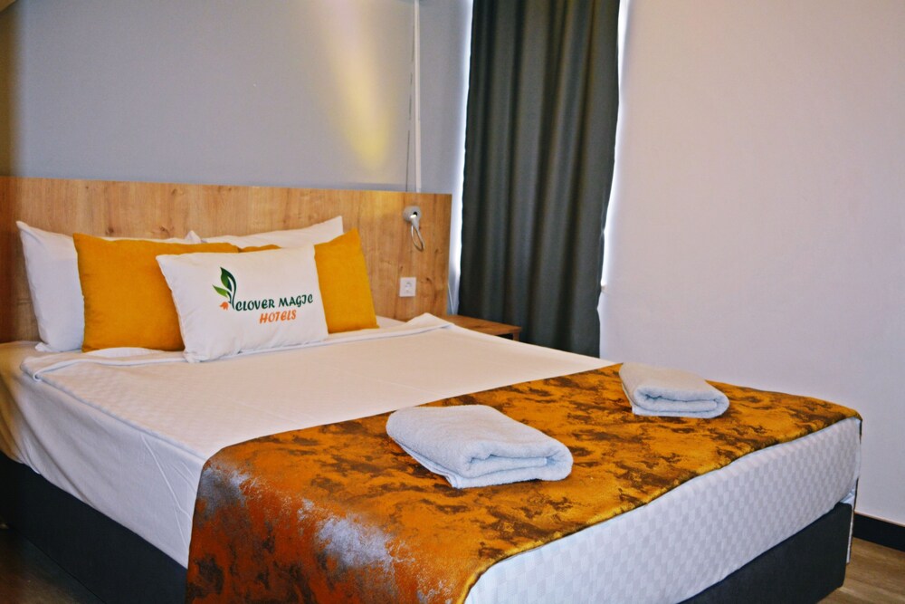 Clover Magic Park Side Hotel 15/25