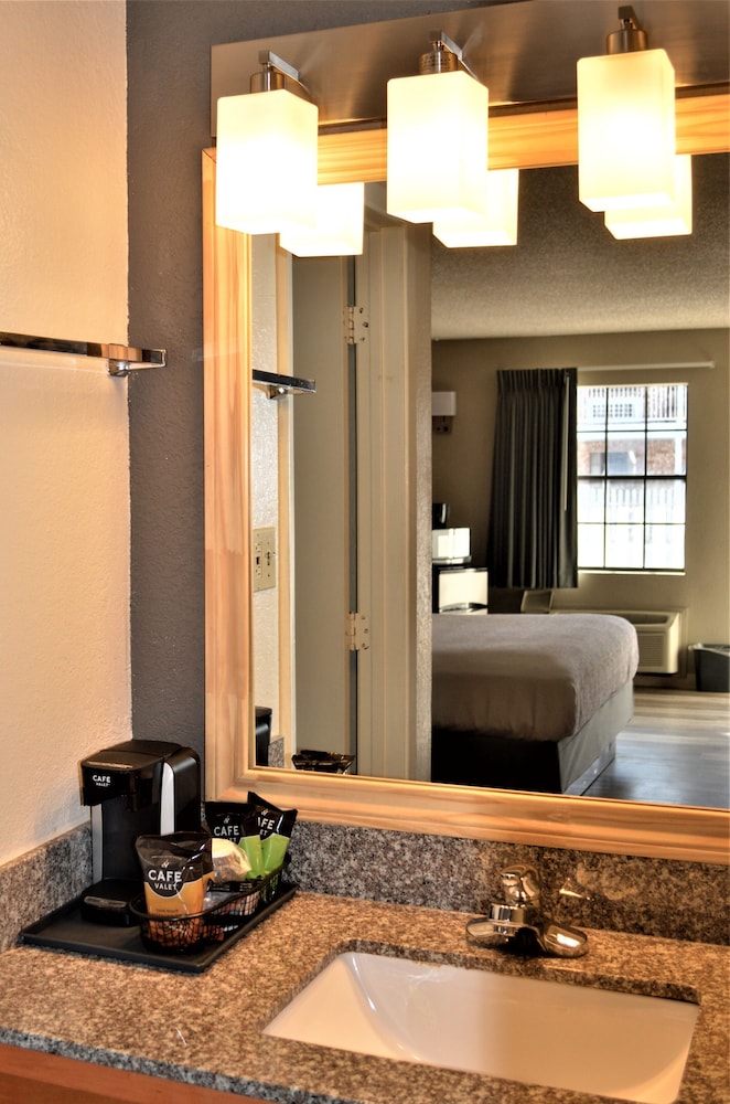 Plantation Inn 50/50