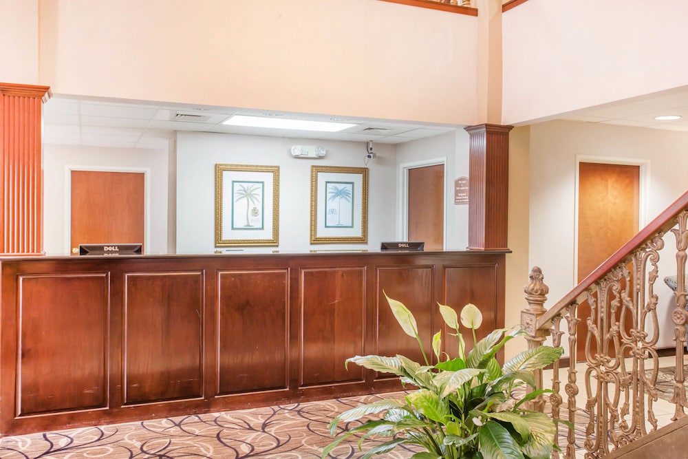 Comfort Inn & Suites Patriots Point 2/30