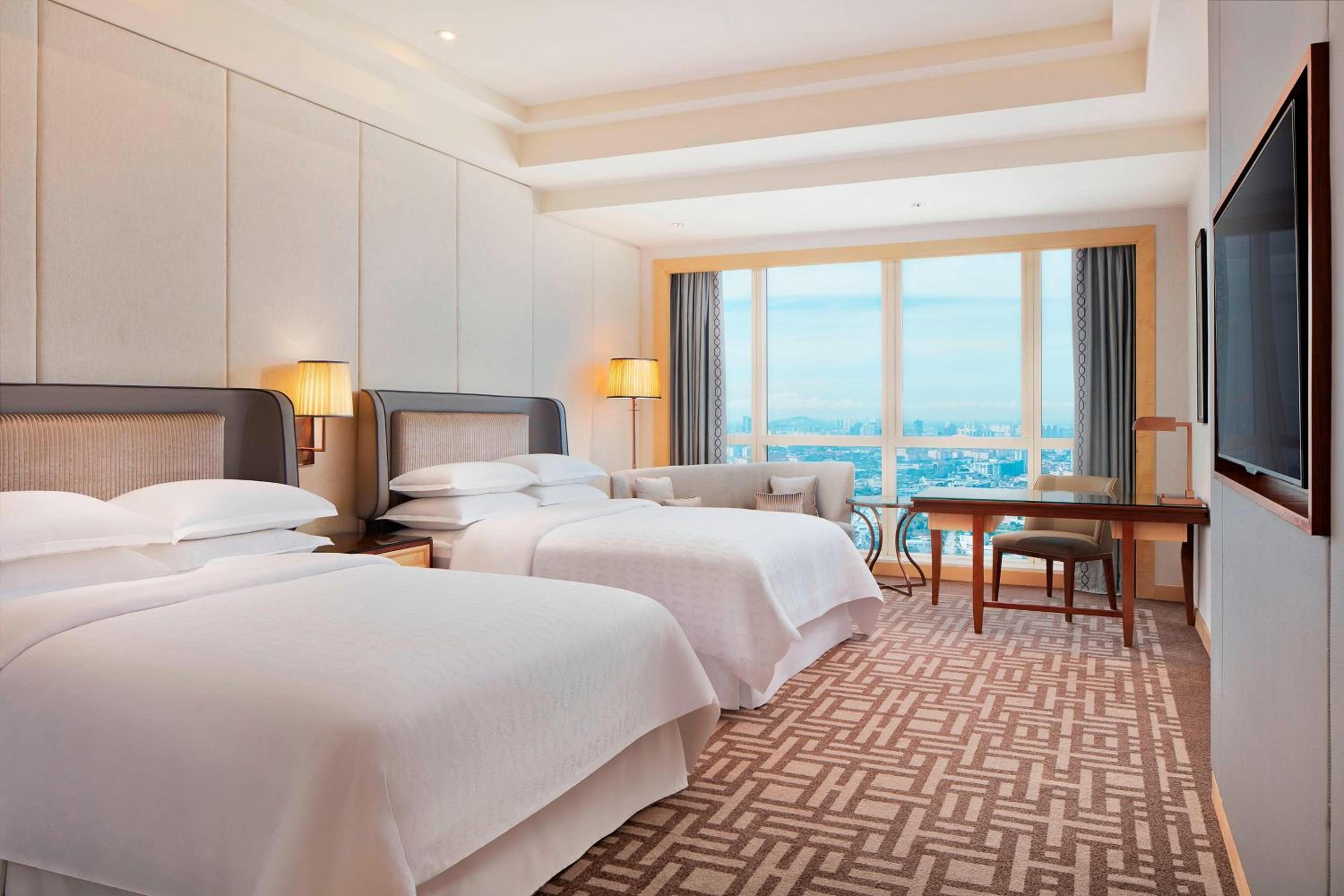 Sheraton, Guest Room, Twin Beds, Skyline View, Club Floor