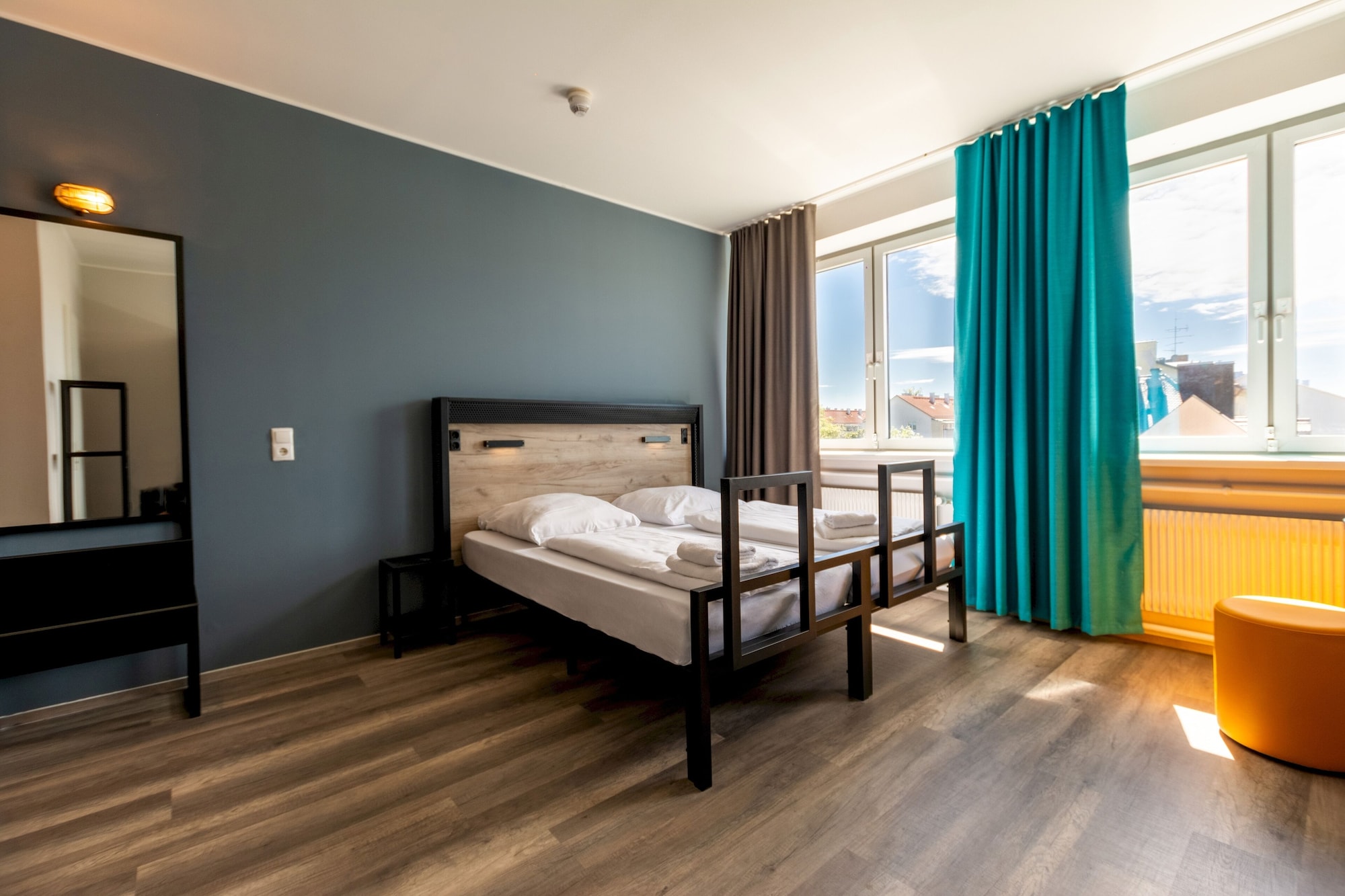 ROOM, TWIN BEDS