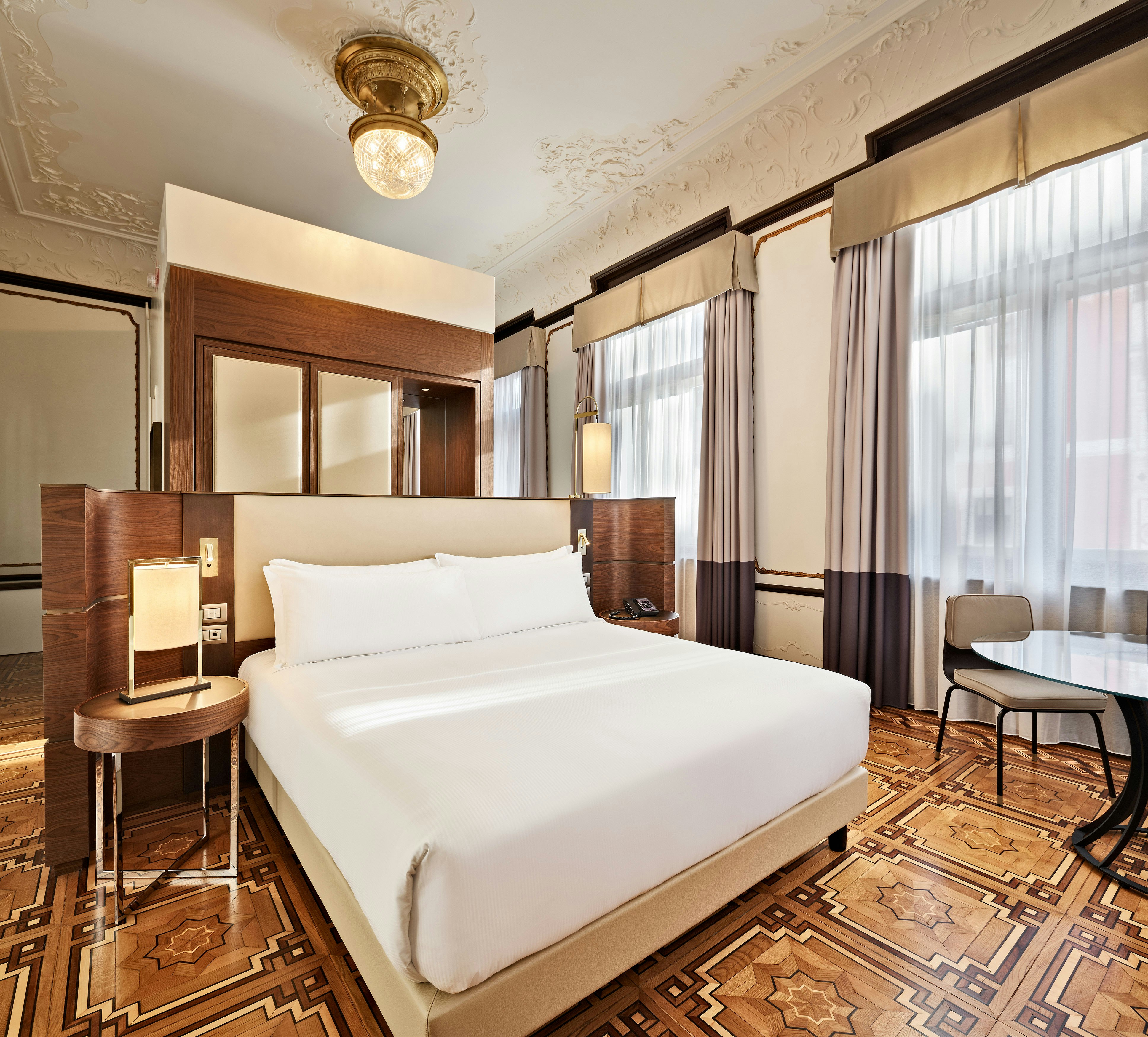 HISTORICAL, DELUXE, KING BED
