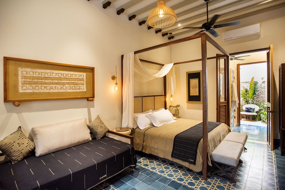 Room, King Bed, Partial Pool View, Plunge Pool