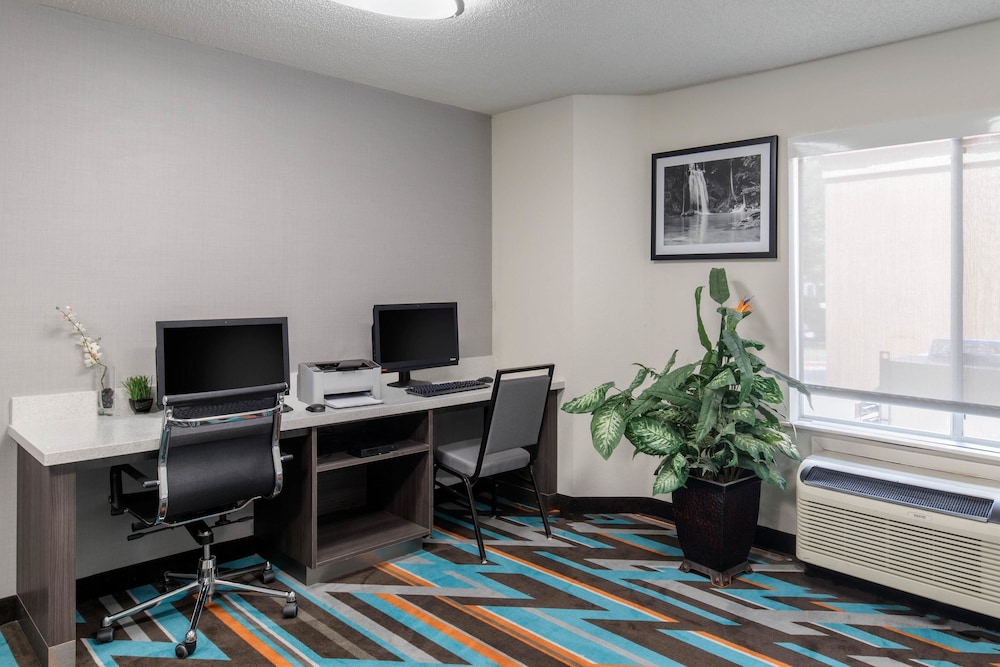 Clarion Inn & Suites Dfw North 46/49