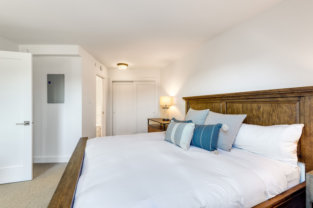 Marquis, King Bed, 1 Queen and 1 Bunk Bed, Sofa