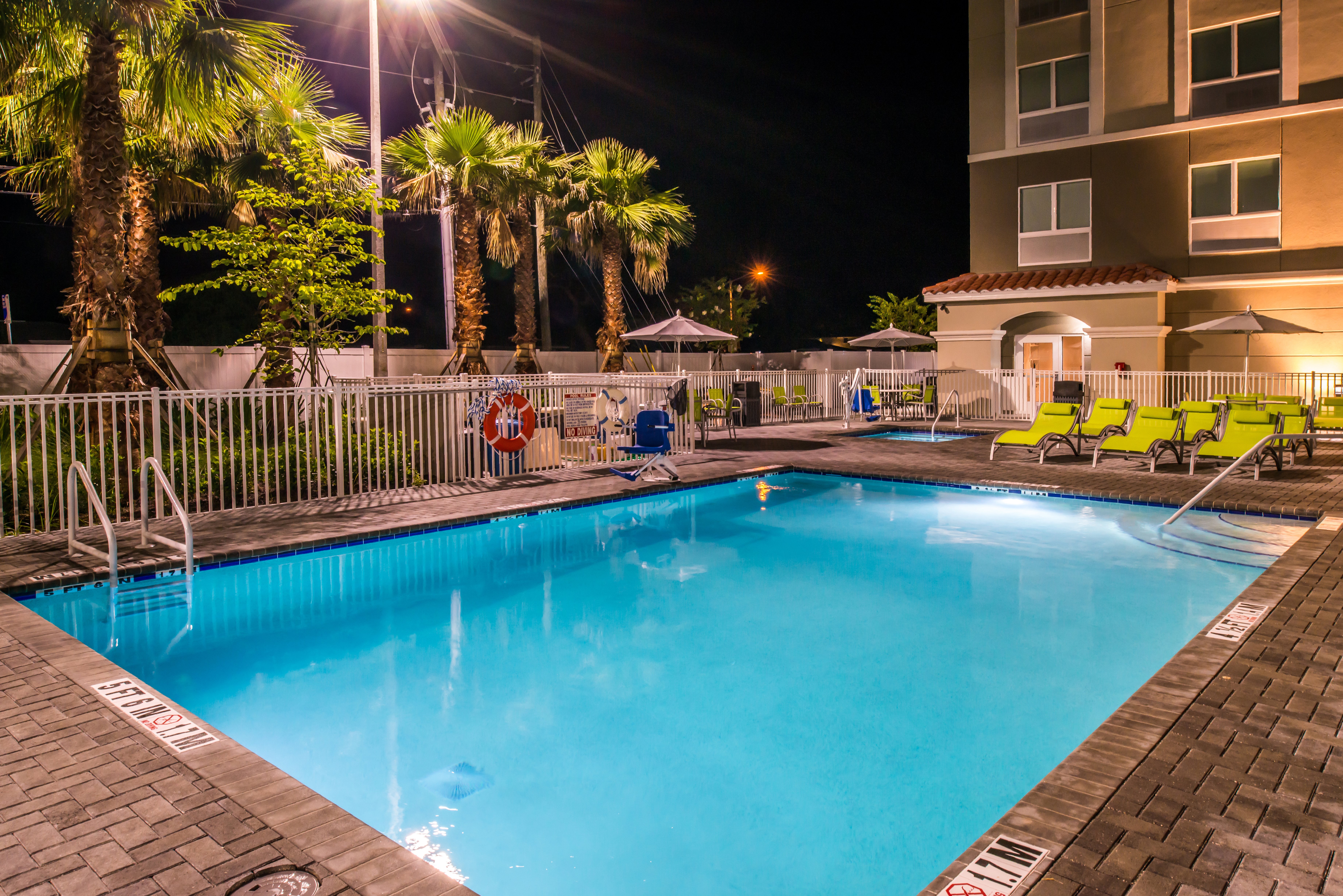 Holiday Inn Express Suites St Petersburg Seminole Area 72/74