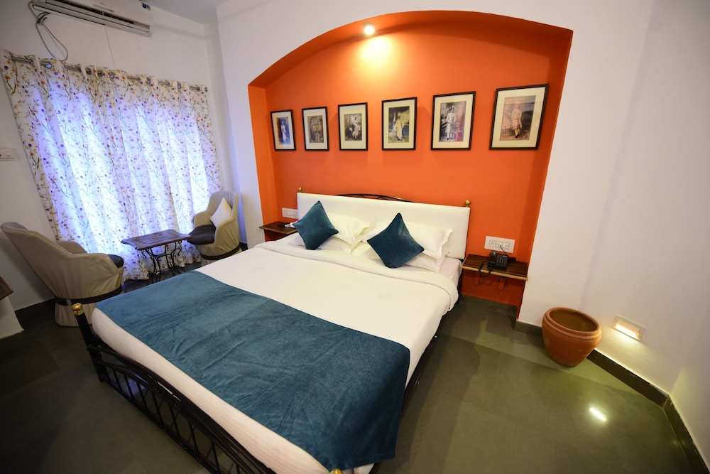 DELUXE, KING BED