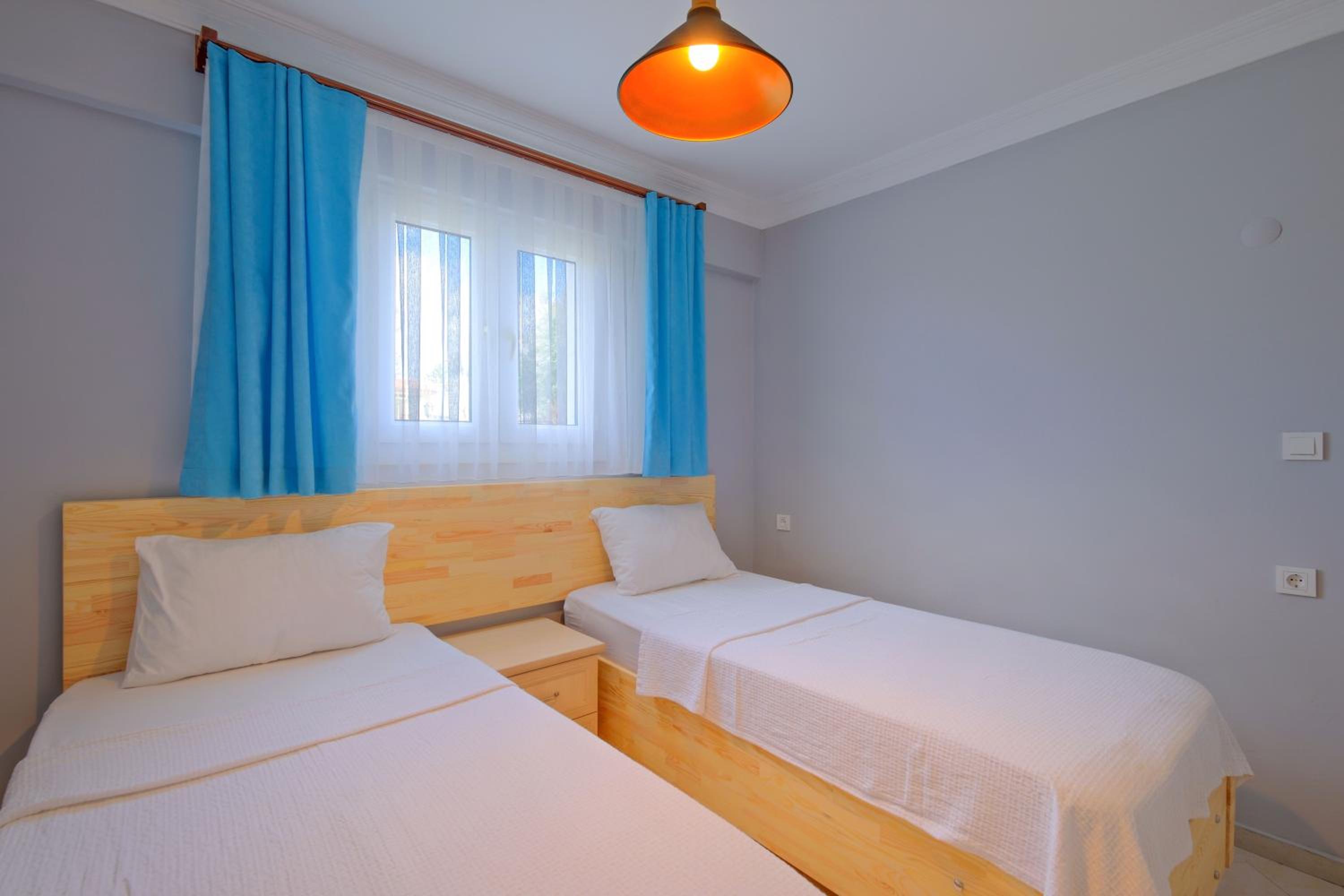 2 Bedrooms, Basement, Apartment, No Balcony