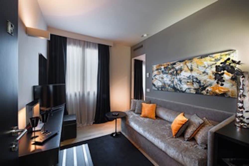 Charming House DD724 25/44