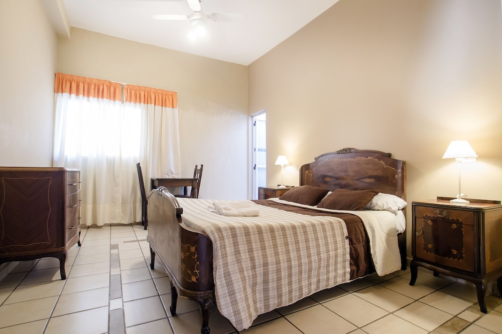 ROOM, DOUBLE BED