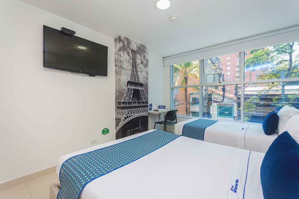 Hotel Laureles Plaza 56/63