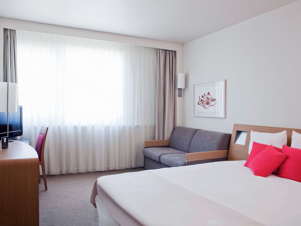 NOVOTEL EDINBURGH PARK 16/71