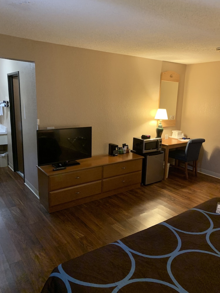 Super 8 By Wyndham Kingston 5/21