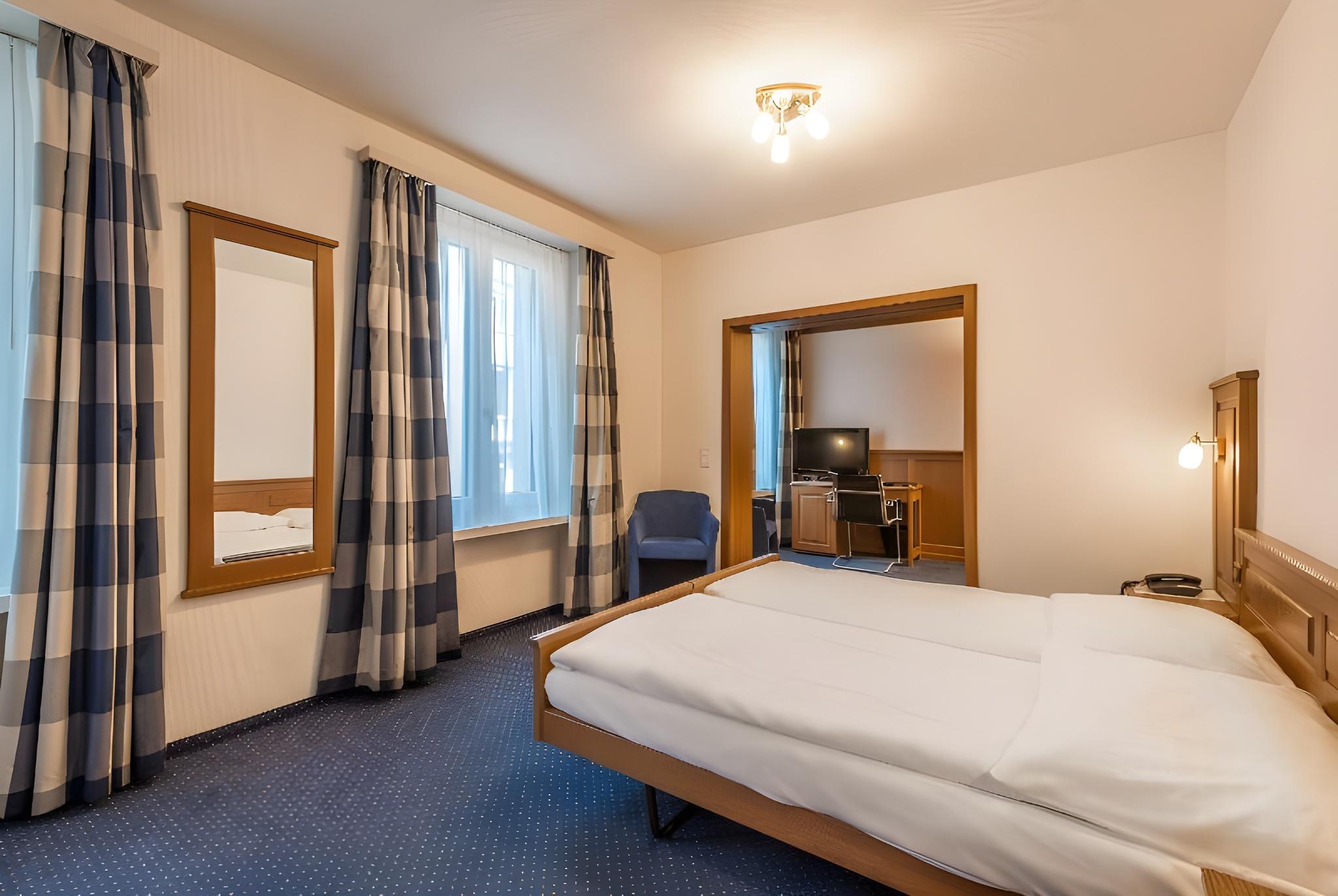Room, Triple, Queen Bed