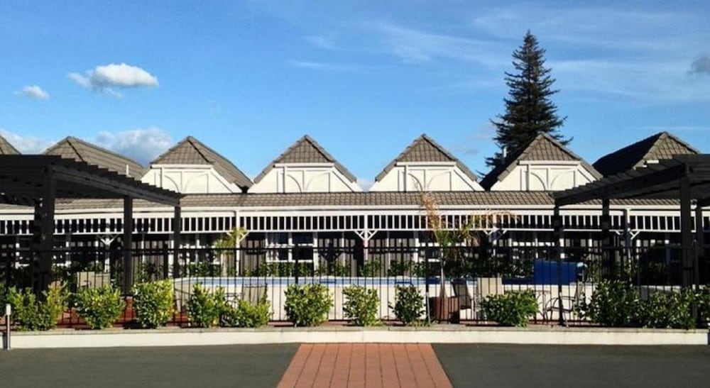 LAKE ROTORUA HOTEL 3/46