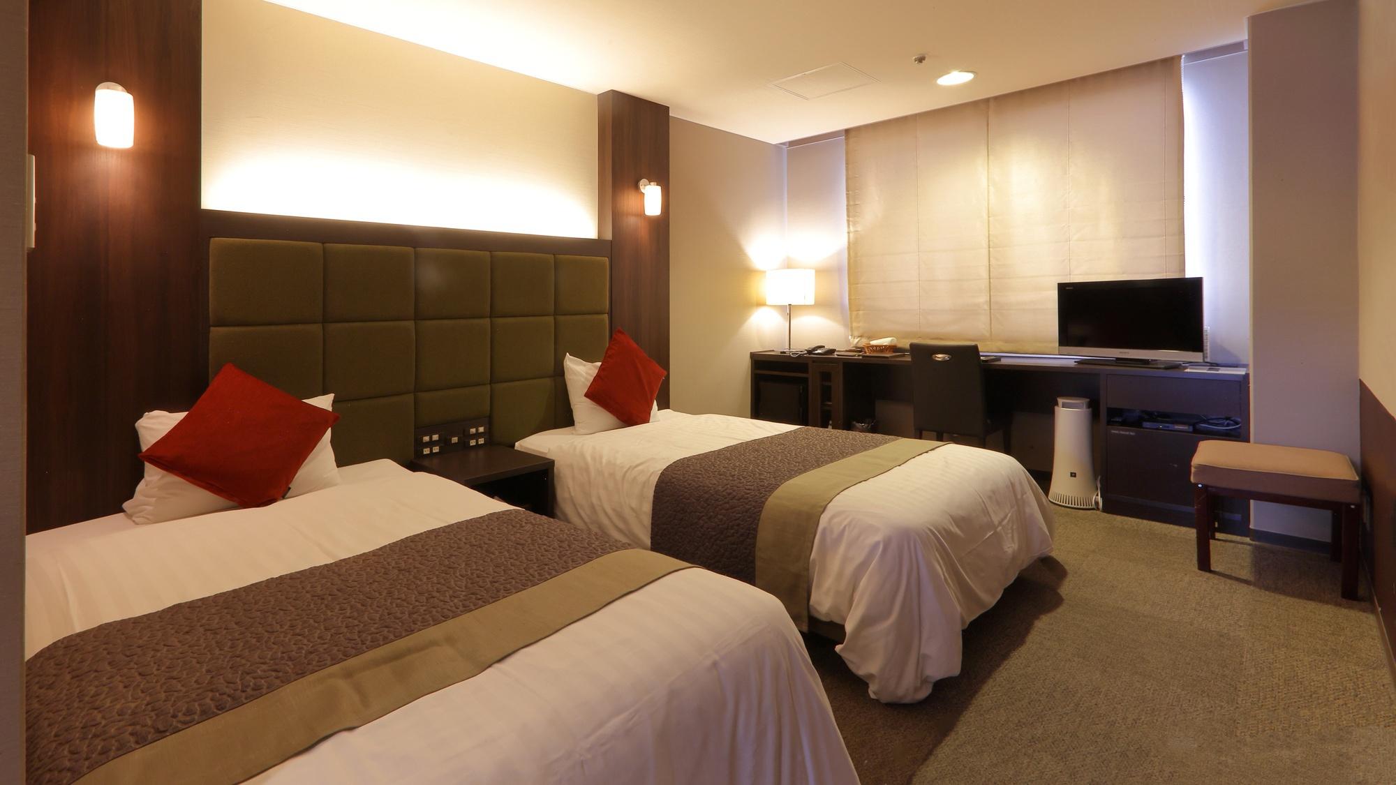 غرفة قياسية بسريرين منفصلين