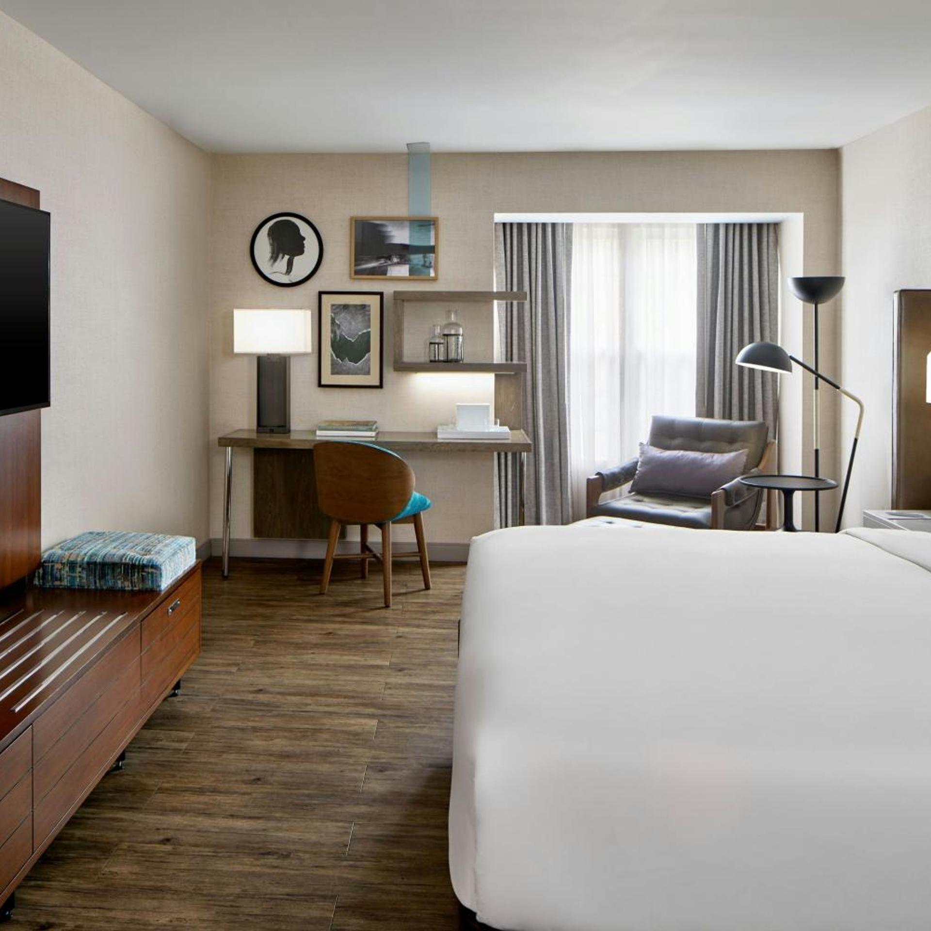 جناح كبير بسرير كينج بغرفة نوم واحدة، The Del Monte Lodge Renaissance Rochester Hotel Spa 2/9