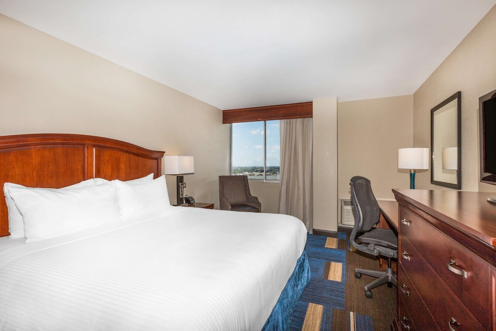 ROOM, KING BED