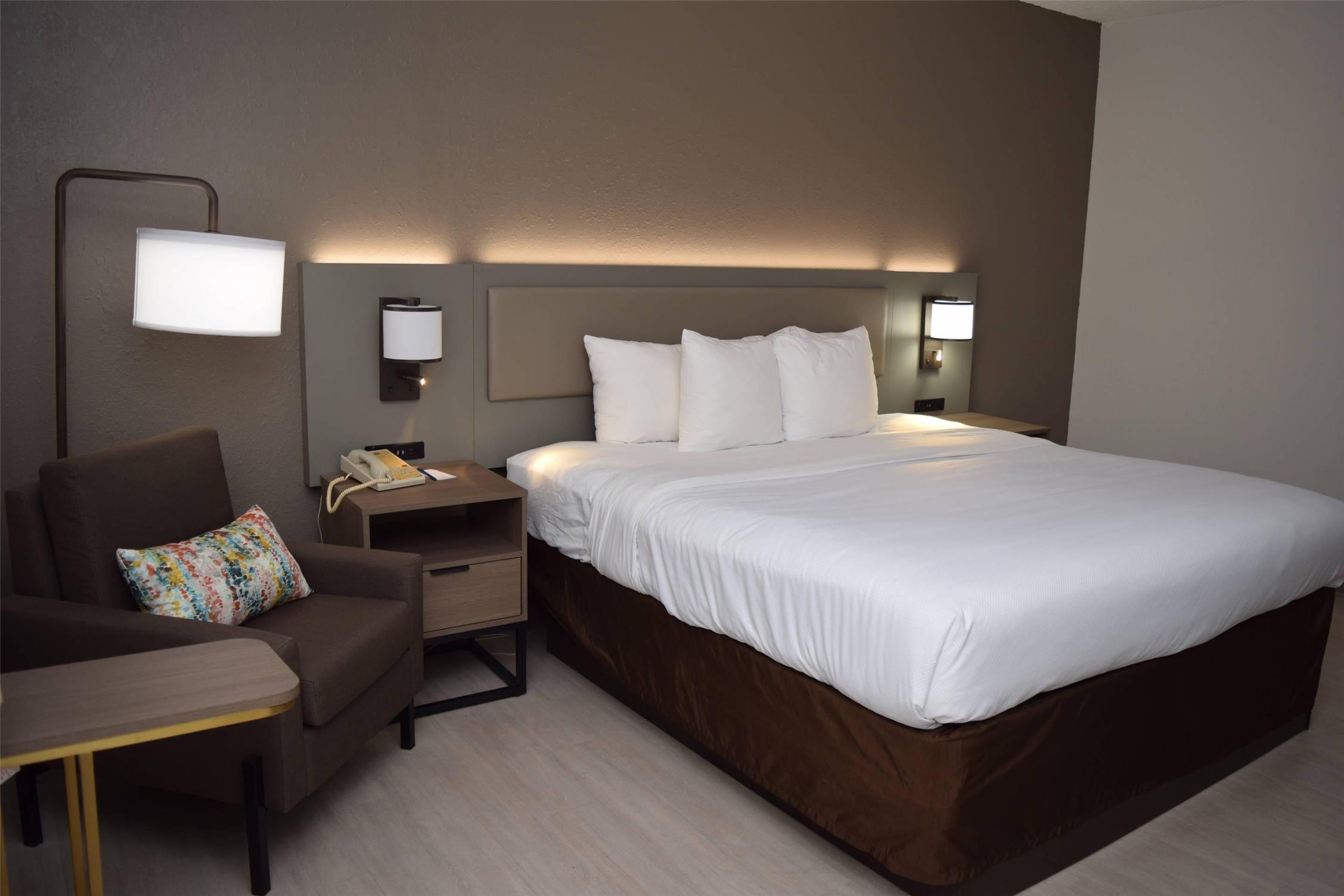 غرفة بسرير كينج، Comfort Inn & Suites Syracuse-Carrier Circle 3/8