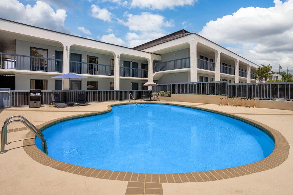 Baymont By Wyndham Fayetteville I-95 6/49