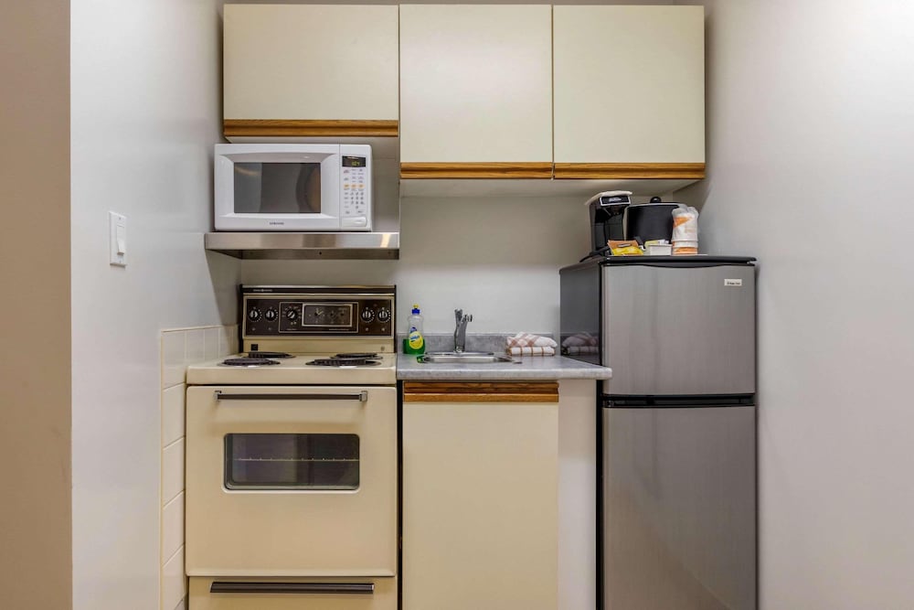 Super 8 by Wyndham Macleod Trail Calgary 8/60