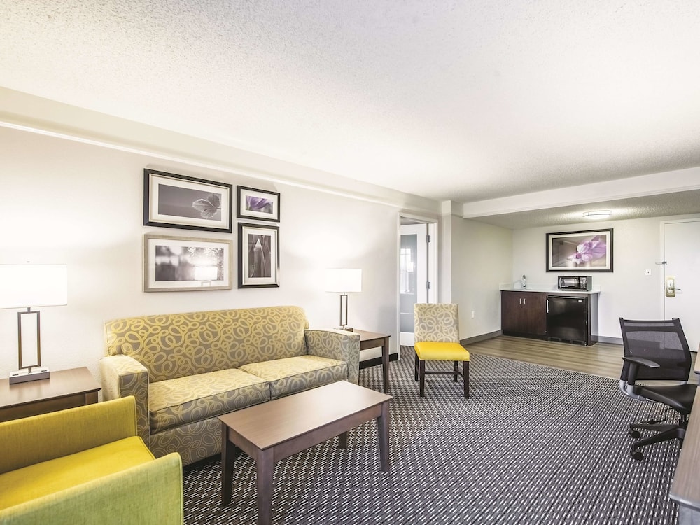 La Quinta Inn & Suites by Wyndham Cincinnati Sharonville 28/45