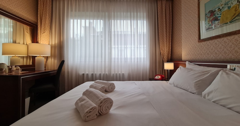 غرفة قياسية بسرير مزدوج، Venice Michelangelo Hotel 5/10
