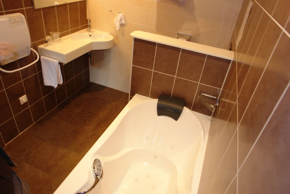 Brit Hotel Bourges L Olympia 50/54