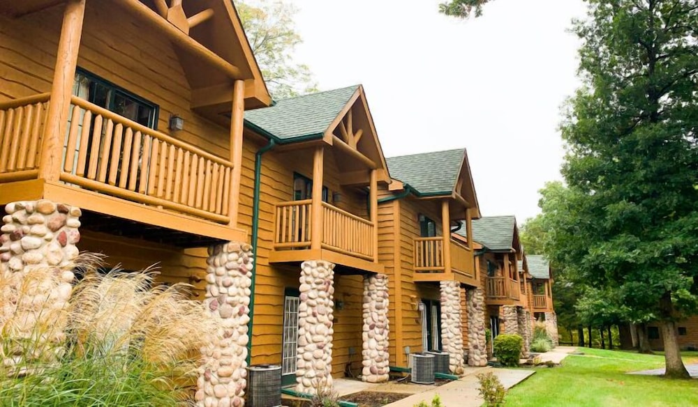Grand Bear Resort at Starved Rock 8/57