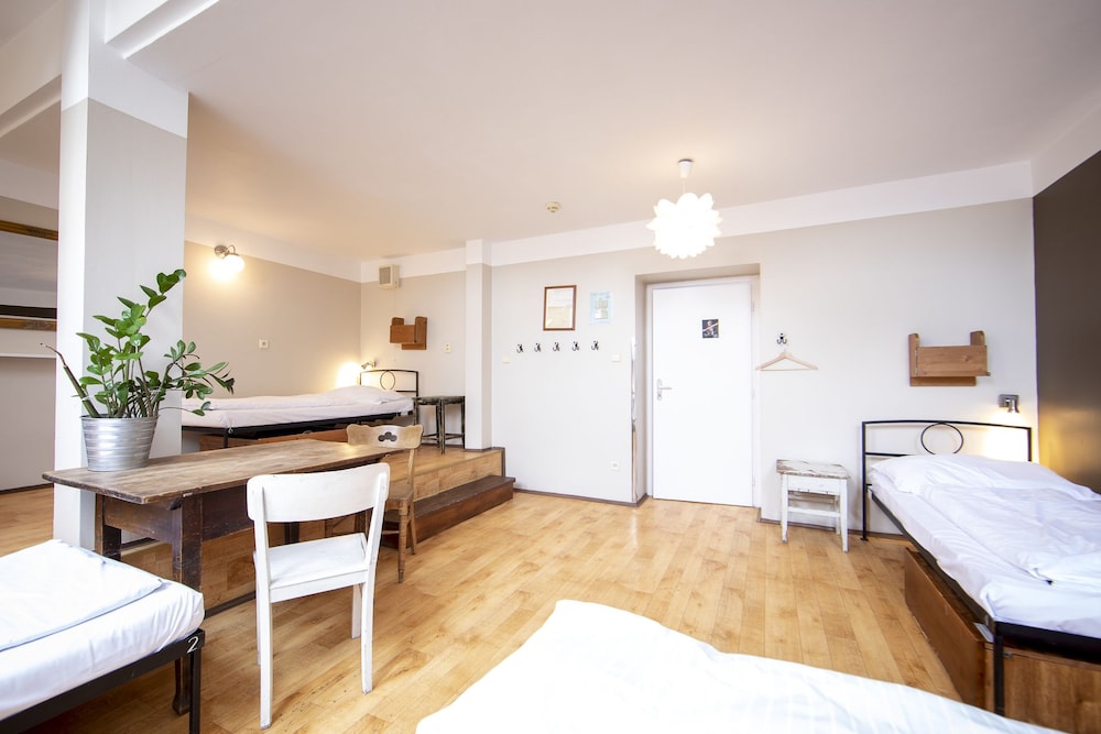 Sir Toby Apos S Hostel 31/70