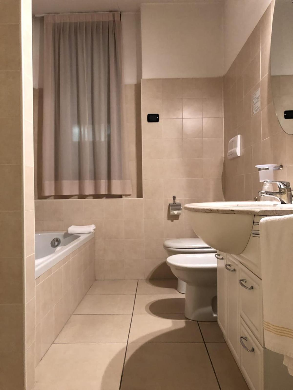 غرفة عائلية بشرفة، Hotel Lovere Resort And Spa 5/6