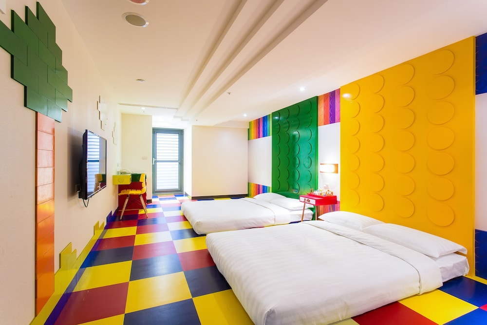 ROOM, QUADRUPLE