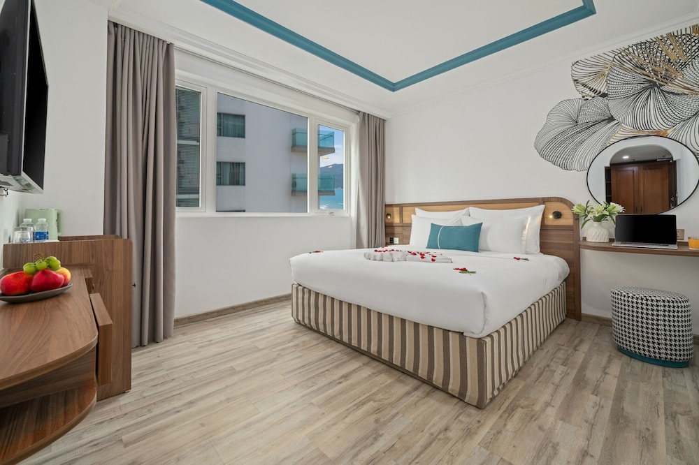 DELUXE, DOUBLE OR TWIN BED, PARTIAL SEA VIEW
